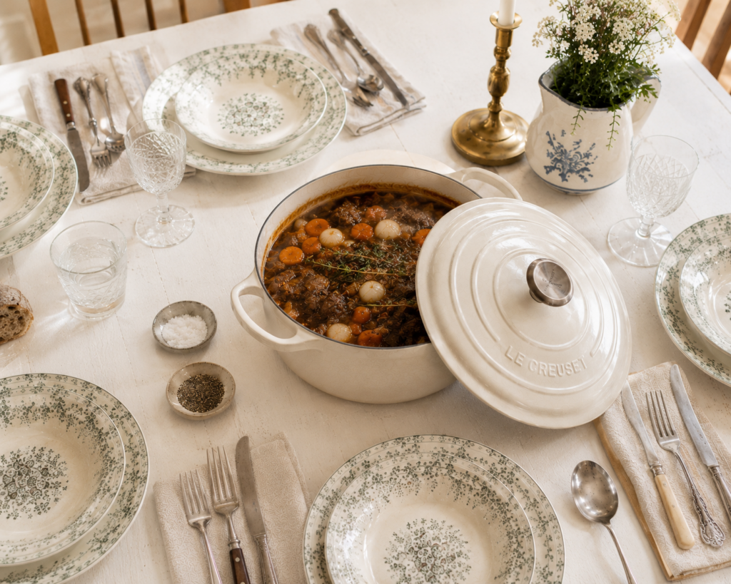 Plano de una olla con comida en una cocina acogedora